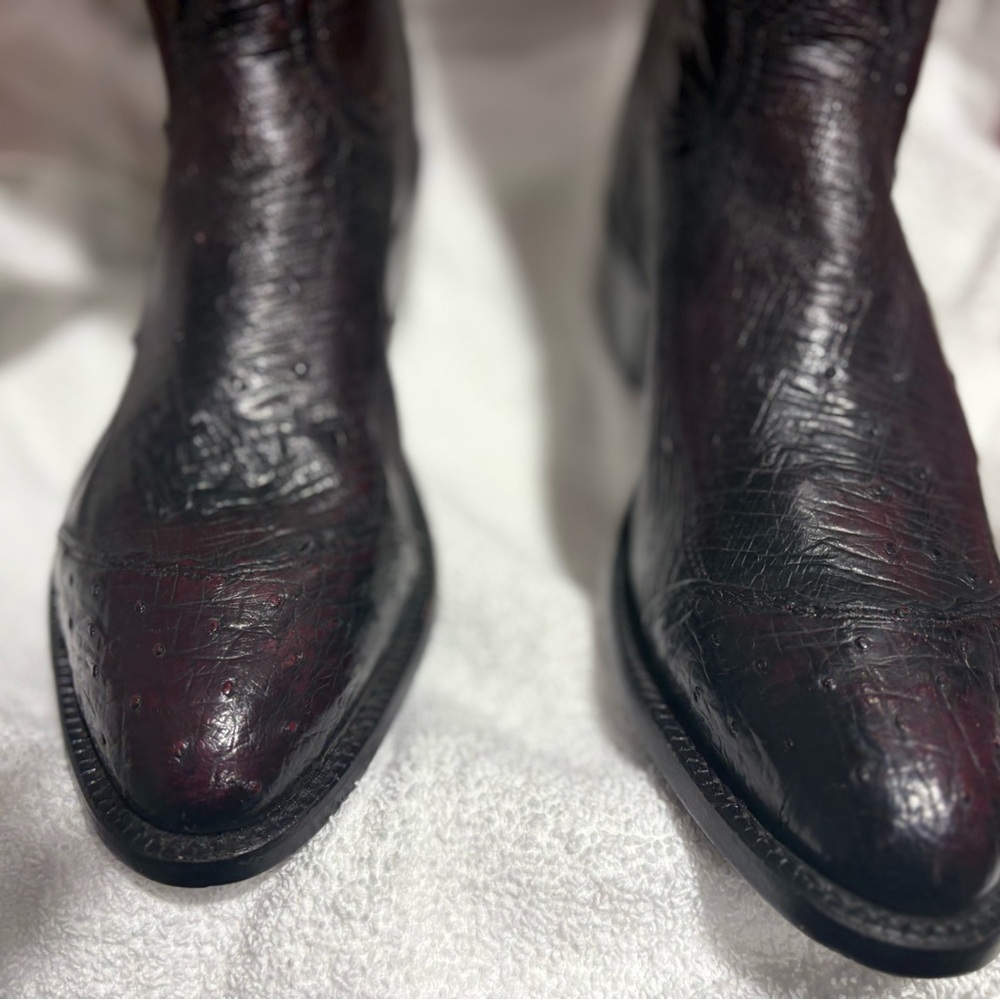 Tony Lama New Ostrich boots cherry/black
10.5 D .